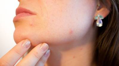 Пластический хирург рассказал о негативном влиянии коронавируса на кожу человека