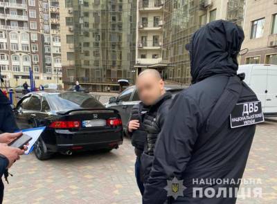 В Одессе полицейский требовал от модели "дань" 600 долларов