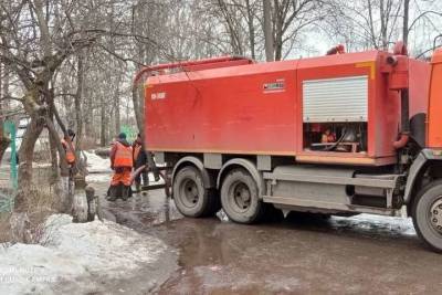 Костромские коммунальщики ведут борьбу с канализационными стоками в крупном микрорайоне