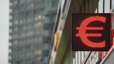 Эксперт назвал причины роста курса доллара и евро