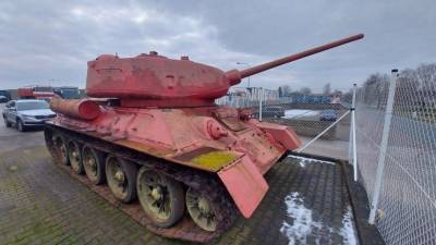 Розовый танк и самоходку сдали полиции Чехии во время оружейной амнистии. Она не взяла