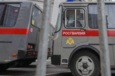 Мужчину, угрожавшего ножом охранникам торгового центра, задержали в Москве