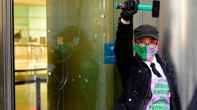 В Лондоне экоактивисты разбили окна банка Barclays, 7 человек задержаны