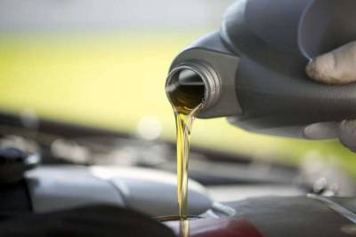 Автовладельцам объяснили, почему стоит менять моторное масло весной