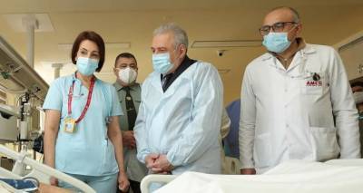 Глава МО Армении обсудил в медцентре возможность лечения раненого солдата за рубежом
