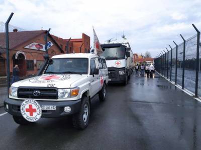 На оккупированную территорию Луганщины проследовал гуманитарный конвой Красного Креста (ФОТО)