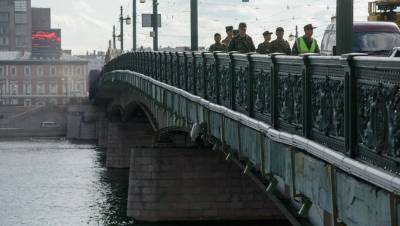 Движение по Литейному мосту ограничат на две недели
