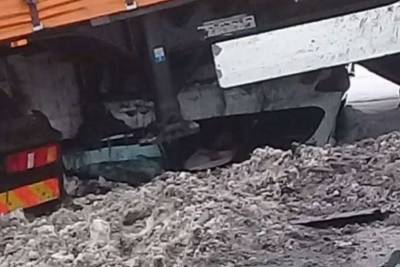 В Казани грузовик со щебнем врезался в столб