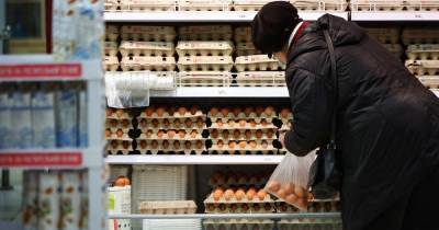 Дорогие цыплята и сезонный ажиотаж: производители и ретейлеры объяснили подорожание яиц в Калининграде