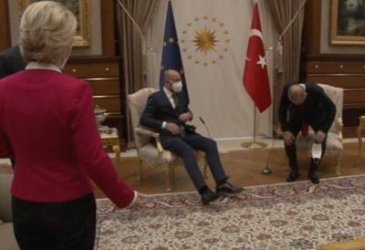 Главе Еврокомиссии не досталось стула на встрече с Эрдоганом (ВИДЕО)