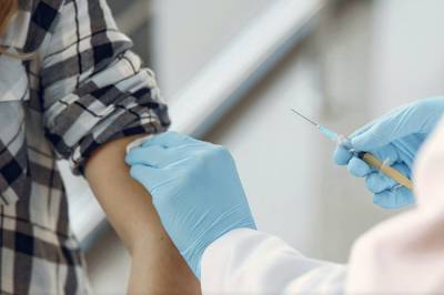 «У «Спутника V» больше опыта»: эксперт сравнил российские вакцины от ковида