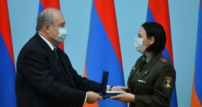 За защиту родины: Армен Саркисян наградил группу женщин-военнослужащих