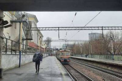 В Киеве пассажиры городской электрички ездят без спецпропусков