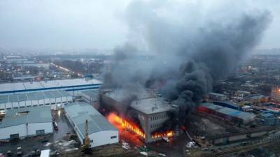 Видео: склад в Люберцах полыхает на площади в пять тысяч «квадратов»