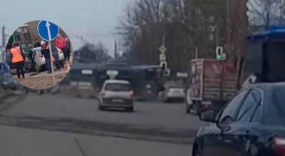 Воткнулся в троллейбус: кадры ДТП в Ярославле попали в сеть