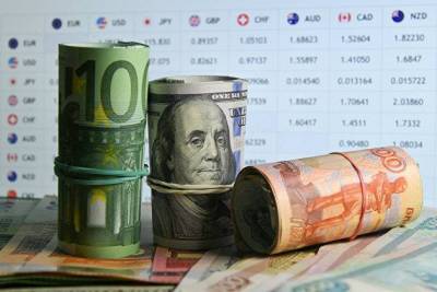 Доллар снижается к мировым валютам на слабой статистике