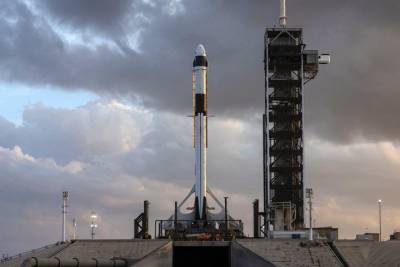 Первая ступень Falcon 9 успешно села на платформу в Атлантическом океане