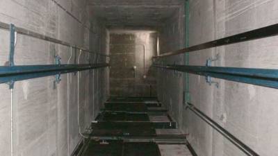 Рабочий погиб при падении в шахту лифта в Пензе