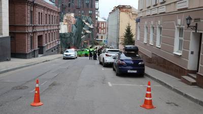 Движение перекрыли на ряде улиц Москвы из-за обрушения строительных лесов