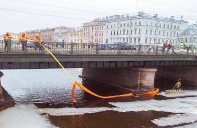В Петербурге с городских акваторий собрали 103 кубометра мусора