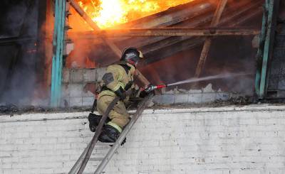 Пожарные предупредили об угрозе обрушения горящего склада в Люберцах