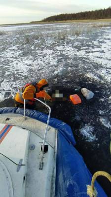Из Ладожского озера достали тело провалившегося под лед рыбака — фото