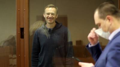 Навальный рассказал о тонкостях тюремной голодовки и пытке курицей