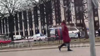 Подробности: полицейские Петербурга разыскивают ищет мужчину, ранившего ножом двух человек