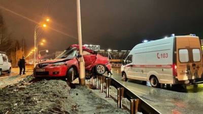 В Нижневартовске иномарка врезалась в столб – водитель погиб