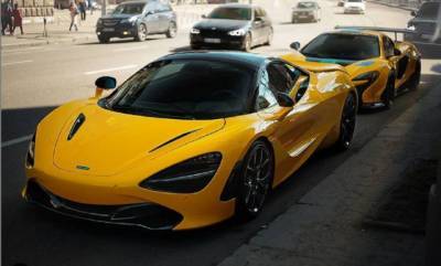 На парковке в Киеве обнаружили сразу два ярких суперкара McLaren (ФОТО)