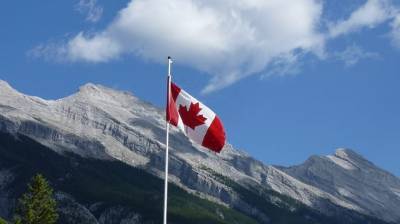 Канада заявила о третьей волне коронавируса и мира