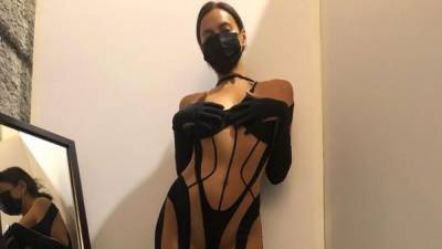 Ирина Шейк показала обнаженные формы в откровенном наряде: сексуальные фото 18+