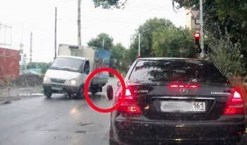 В Вологде пьяный водитель автомобиля «Газель» потерял заднее колесо