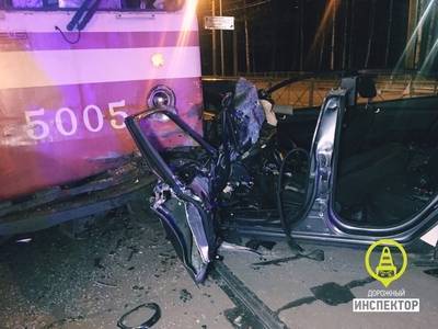 Водитель в Петербурге попал в больницу после столкновения с травмваем