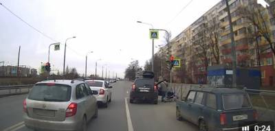 Пассажир автомобиля пришиб дверью велосипедиста в Петербурге