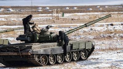 «Актуальность применения танков не исчезла»: какие новые тактические приёмы осваивает российская армия