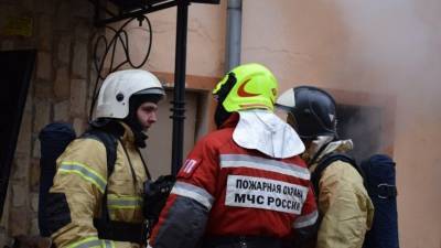 Спасатели потушили пожар в общежитии колледжа в Южно-Сахалинске
