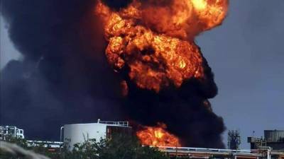 На нефтезаводе в Мексике начался пожар из-за нескольких взрывов