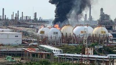 Семь человек пострадали при пожаре на нефтезаводе в Мексике