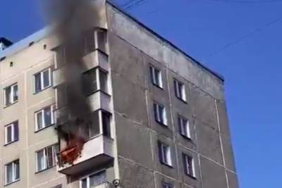 Сотрудники МЧС спасли девять человек из горящей многоэтажки в Новосибирска