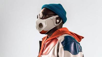 Рэпер Will.i.am презентовал медицинскую маску с Bluetooth