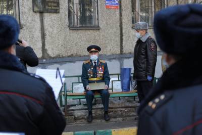 Оркестр ГУ МВД в Нижнем Новгороде поздравил ветерана под окнами его дома