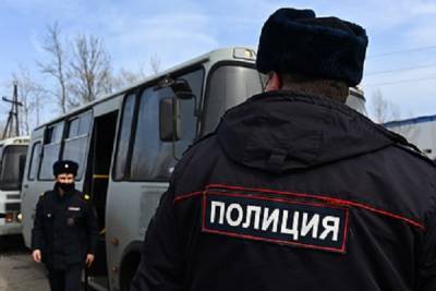 Полиция задержала девять человек у колонии Навального