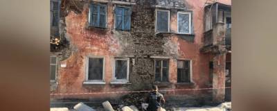 В двухэтажном жилом доме в Барнауле обрушилась часть стены