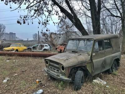 В Киеве обнаружили настоящее «кладбище» старых автомобилей (ФОТО)