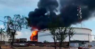 В Мексике из-за серии взрывов на нефтяном заводе пострадало семь человек — видео