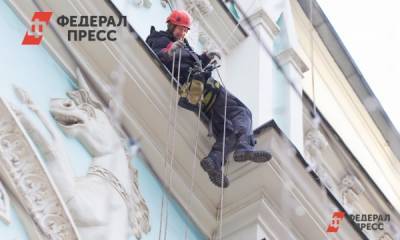 Новосибирские спасатели сняли с крыши местного карлсона