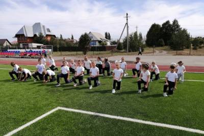 Школьники Мичуринского района занимаются физкультурой на новом стадионе