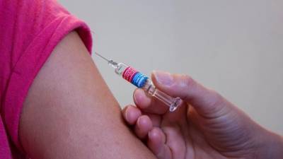 Вакцину "ЭпиВакКорона" впервые привезут в Петербург 8 апреля