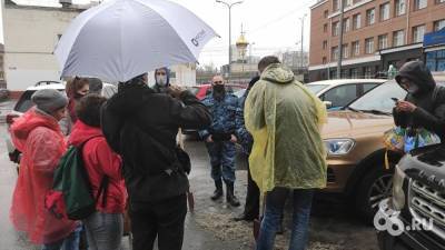 В Екатеринбурге приставы выгнали с территории суда журналистов, которые вышли убирать снег